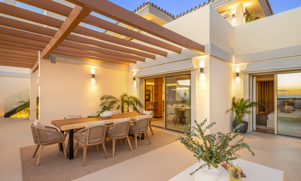 Eersteklas duplex penthouse met panoramisch zeezicht en eigen dompelbad te koop in Nueva Andalucia, Marbella 69456