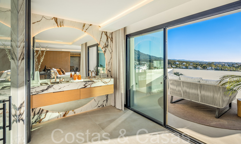 Eersteklas duplex penthouse met panoramisch zeezicht en eigen dompelbad te koop in Nueva Andalucia, Marbella 69460