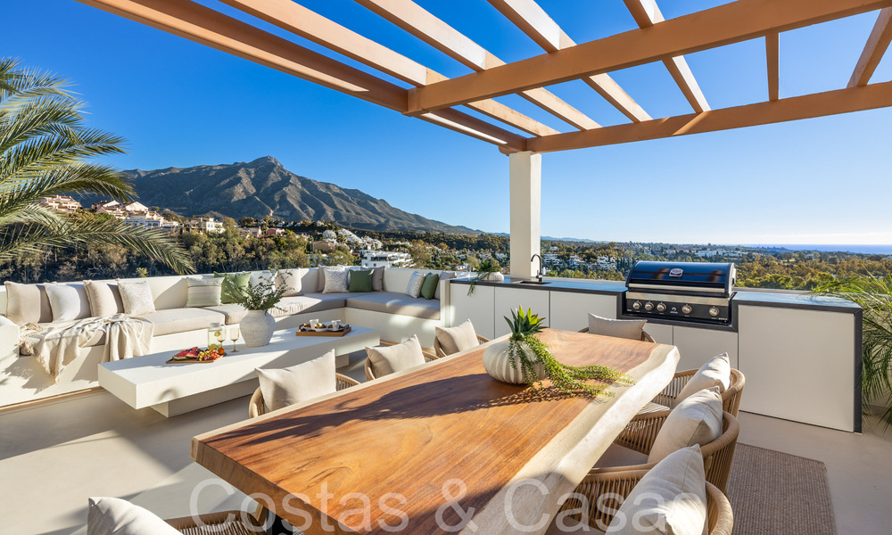 Eersteklas duplex penthouse met panoramisch zeezicht en eigen dompelbad te koop in Nueva Andalucia, Marbella 69461