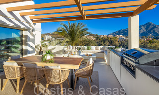 Eersteklas duplex penthouse met panoramisch zeezicht en eigen dompelbad te koop in Nueva Andalucia, Marbella 69463 