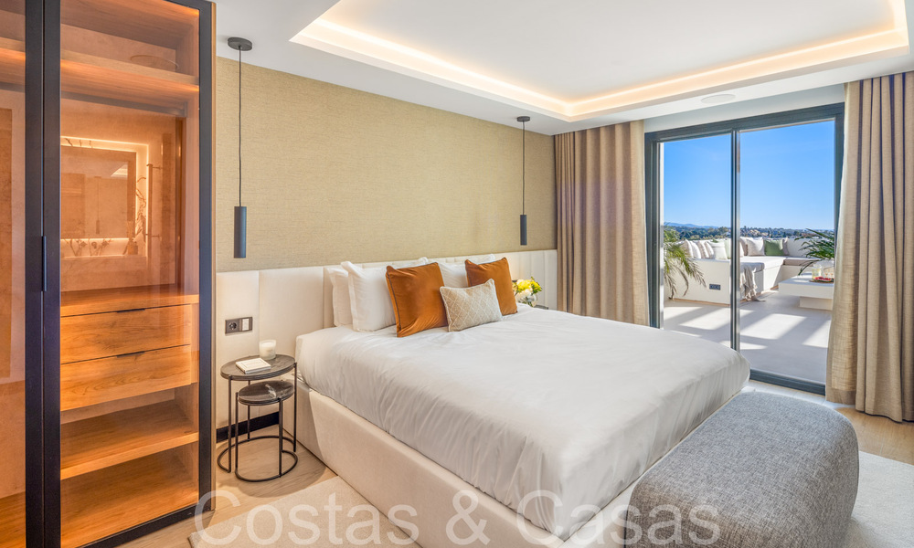 Eersteklas duplex penthouse met panoramisch zeezicht en eigen dompelbad te koop in Nueva Andalucia, Marbella 69470
