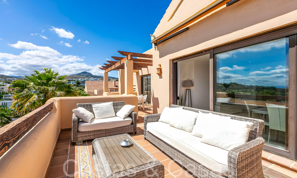 Instapklaar luxe penthouse met magnifiek uitzicht op de golfbaan en de Middellandse Zee te koop in Benahavis - Marbella 69627