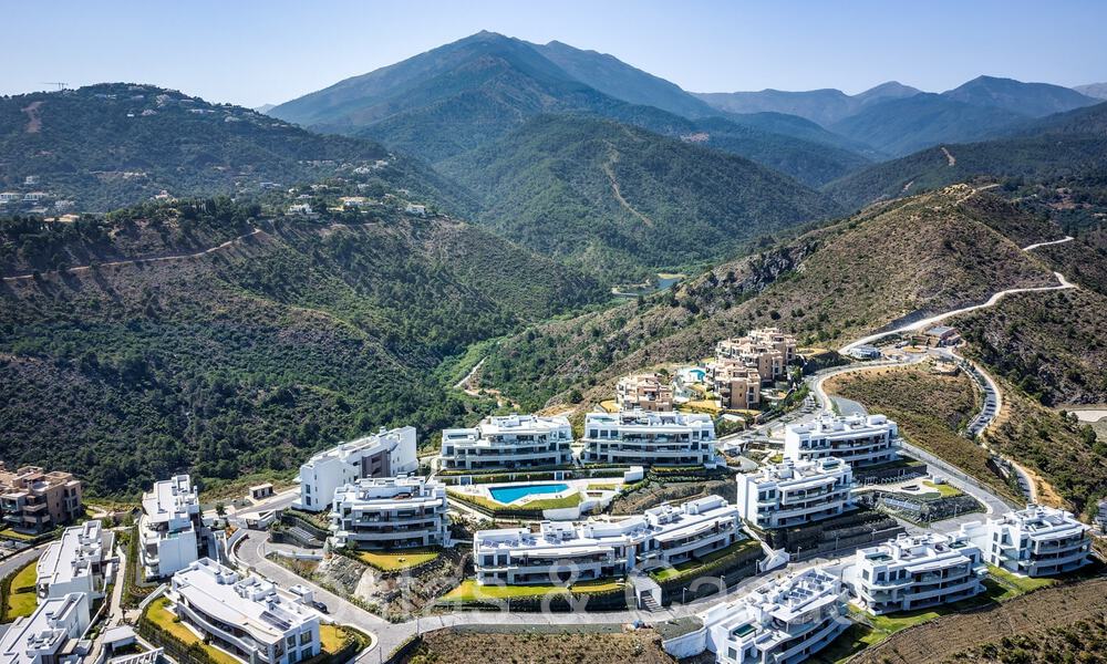 Instapklaar, eigentijds penthouse met panoramisch zeezicht te koop in een hoogstaand complex van Benahavis - Marbella 69996