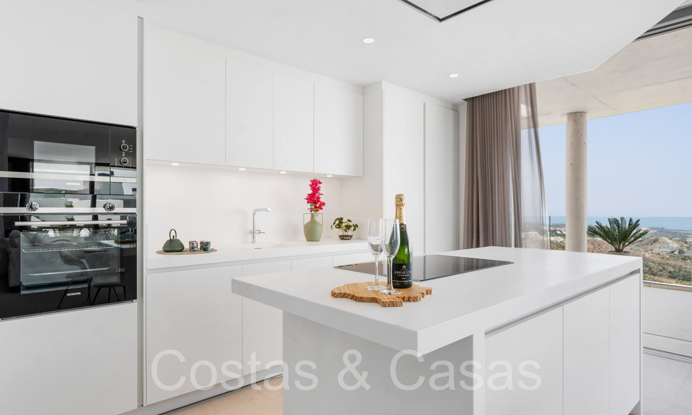 Instapklaar, eigentijds penthouse met panoramisch zeezicht te koop in een hoogstaand complex van Benahavis - Marbella 70009