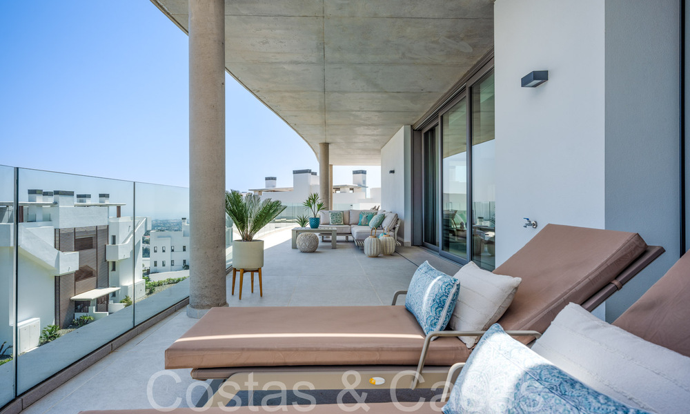 Instapklaar, eigentijds penthouse met panoramisch zeezicht te koop in een hoogstaand complex van Benahavis - Marbella 70015