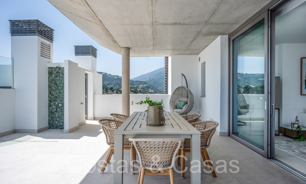 Instapklaar, eigentijds penthouse met panoramisch zeezicht te koop in een hoogstaand complex van Benahavis - Marbella 70016