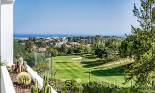 Luxueus gerenoveerd appartement met golf- en zeezicht te koop, grenzend aan een vooraanstaande golfbaan in La Quinta, Benahavis - Marbella 69947 