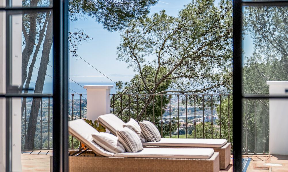 Gelijkvloerse luxevilla in eigentijdse mediterrane bouwstijl te koop omgeven door natuur in El Madroñal, Benahavis - Marbella 70271