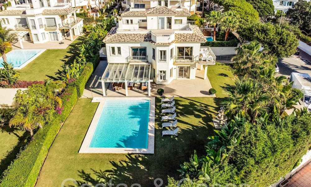 Ruime villa met Andalusische charme te koop, eerstelijnstrand ten oosten van Marbella centrum 70286