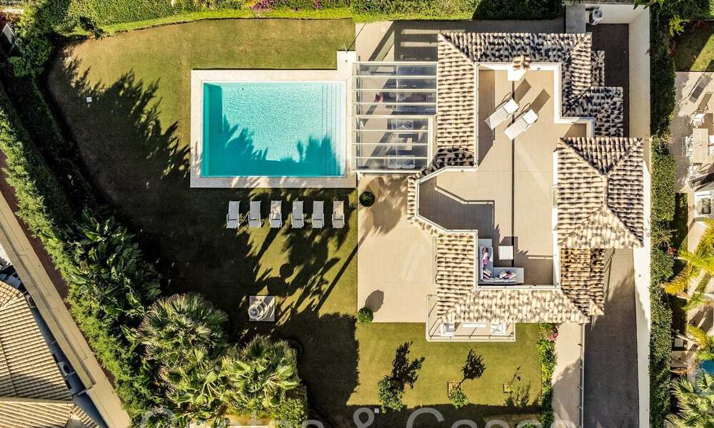 Ruime villa met Andalusische charme te koop, eerstelijnstrand ten oosten van Marbella centrum 70290