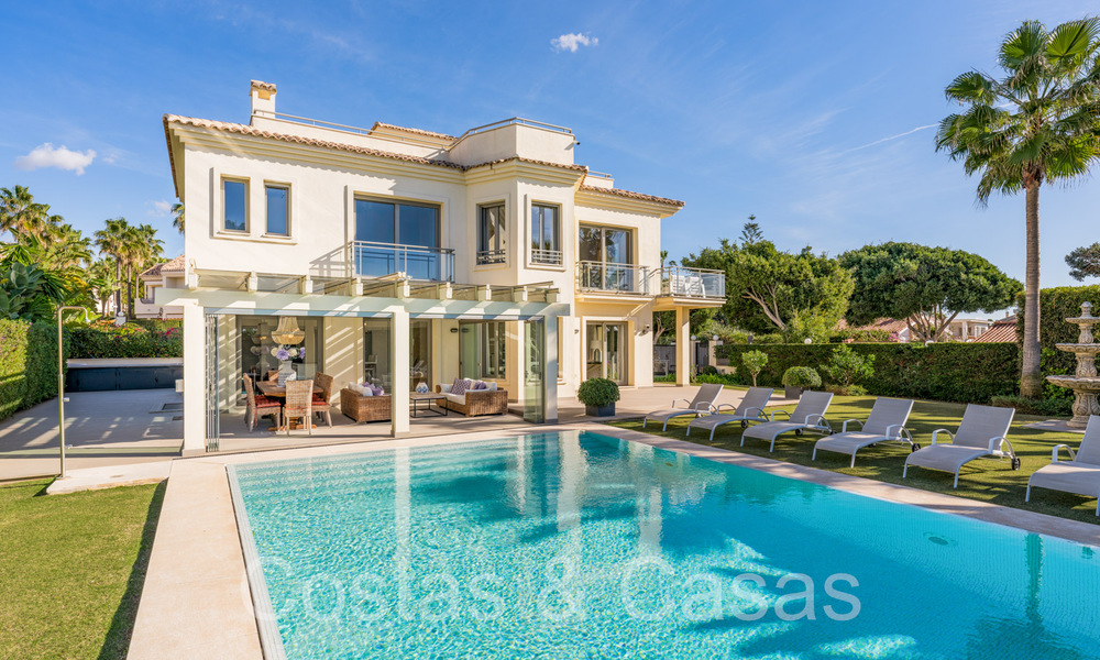 Ruime villa met Andalusische charme te koop, eerstelijnstrand ten oosten van Marbella centrum 70306