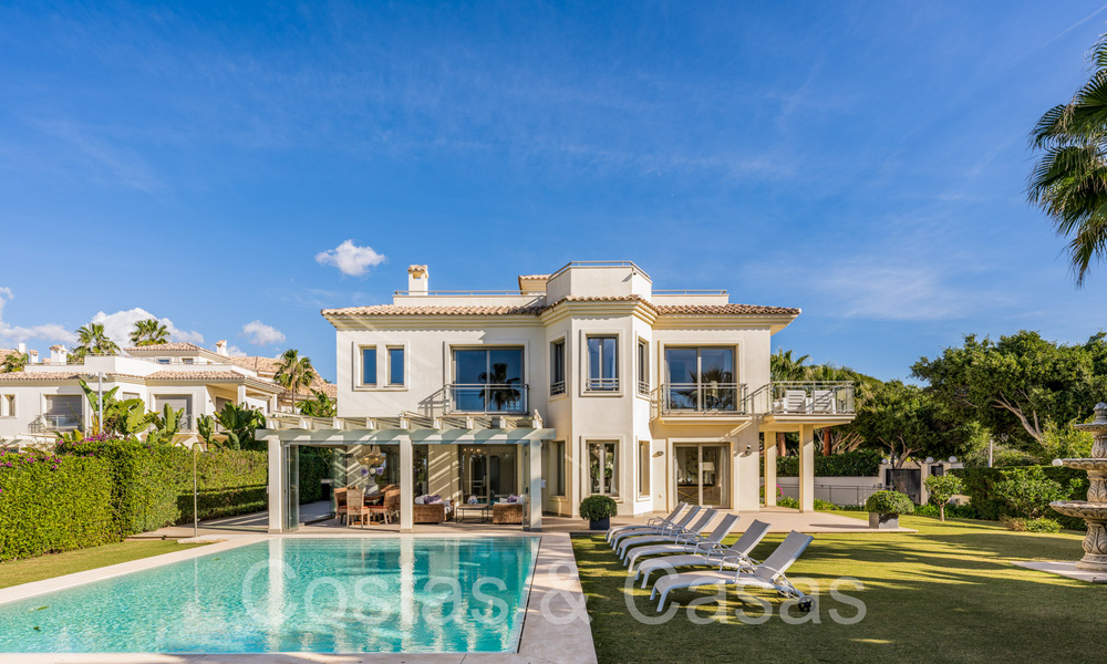 Ruime villa met Andalusische charme te koop, eerstelijnstrand ten oosten van Marbella centrum 70308