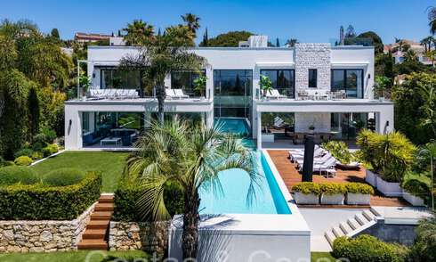 Bekroonde designervilla met moderne architectuur te koop op een steenworp van het strand in Oost Marbella 70340
