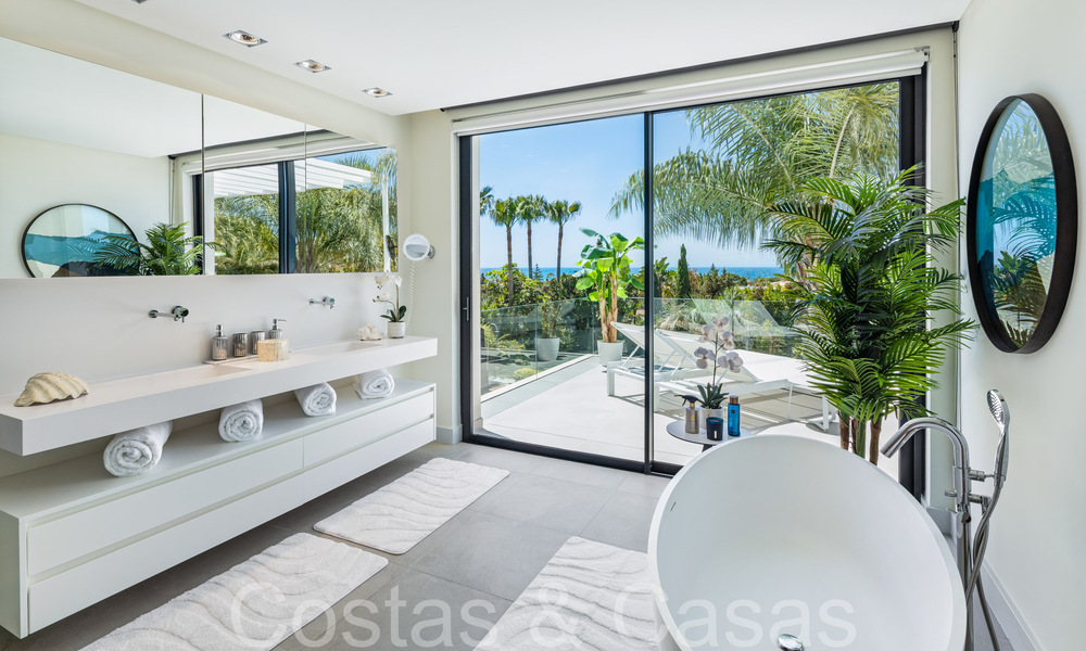 Bekroonde designervilla met moderne architectuur te koop op een steenworp van het strand in Oost Marbella 70353