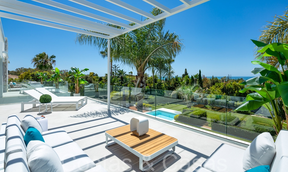 Bekroonde designervilla met moderne architectuur te koop op een steenworp van het strand in Oost Marbella 70356