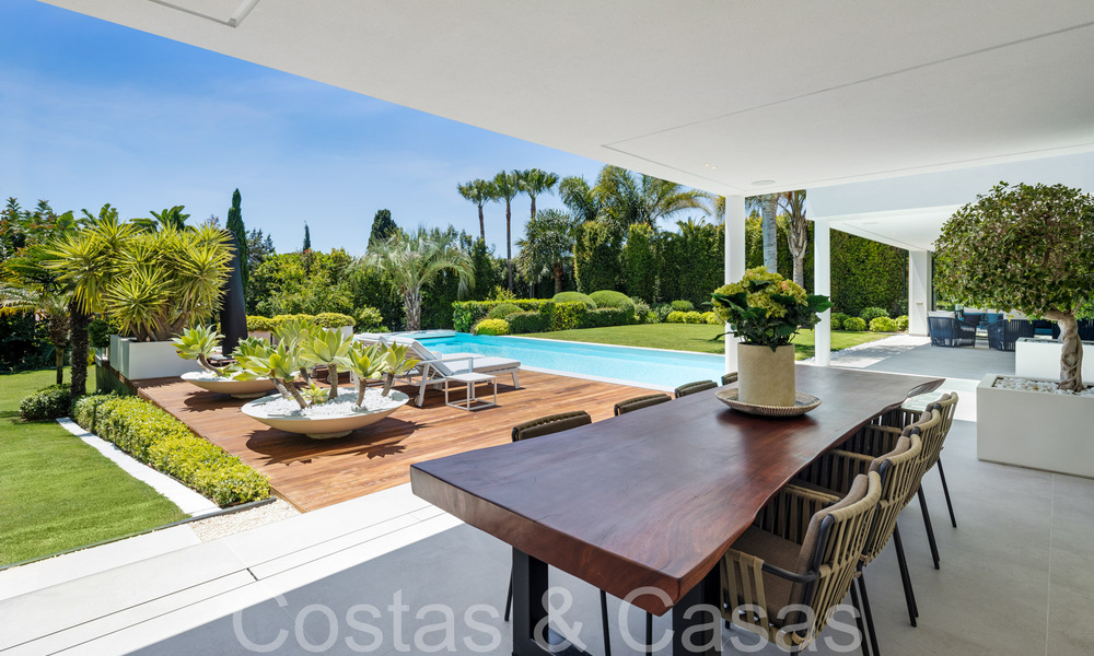 Bekroonde designervilla met moderne architectuur te koop op een steenworp van het strand in Oost Marbella 70363