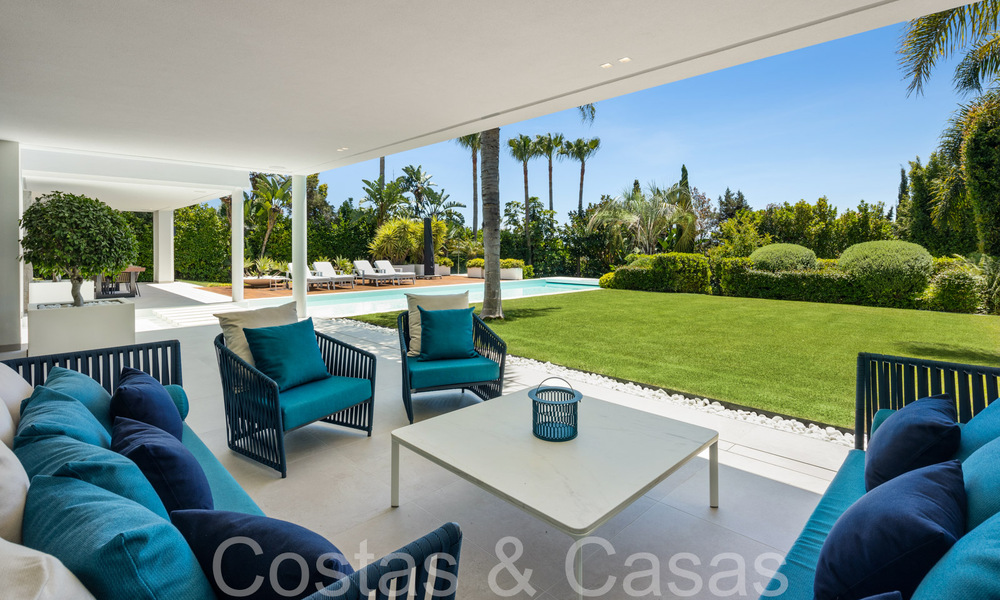 Bekroonde designervilla met moderne architectuur te koop op een steenworp van het strand in Oost Marbella 70364