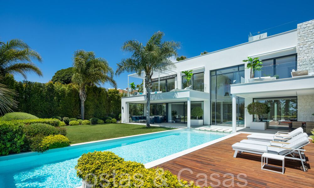 Bekroonde designervilla met moderne architectuur te koop op een steenworp van het strand in Oost Marbella 70366