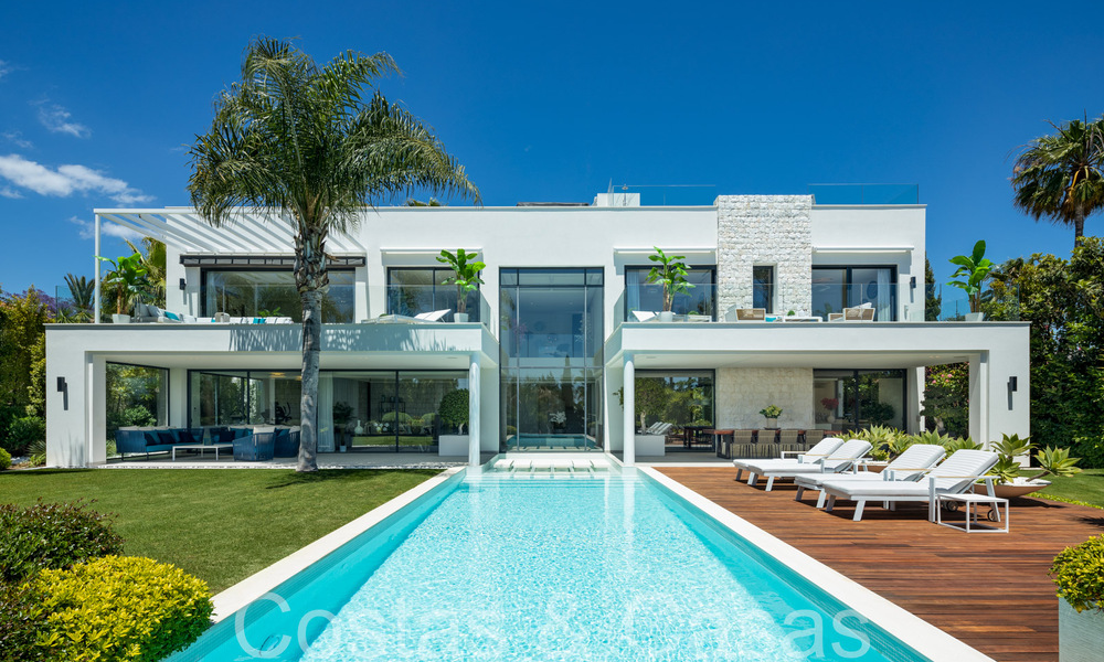 Bekroonde designervilla met moderne architectuur te koop op een steenworp van het strand in Oost Marbella 70367