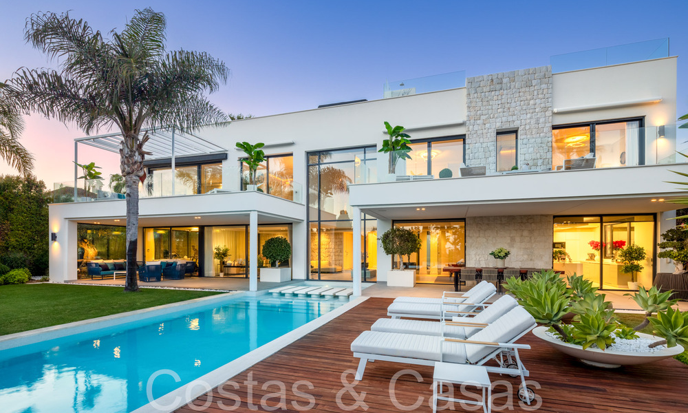 Bekroonde designervilla met moderne architectuur te koop op een steenworp van het strand in Oost Marbella 70368