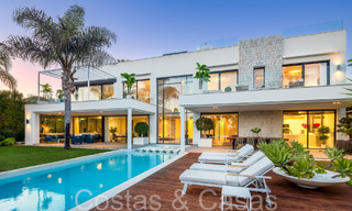 Bekroonde designervilla met moderne architectuur te koop op een steenworp van het strand in Oost Marbella 70368 