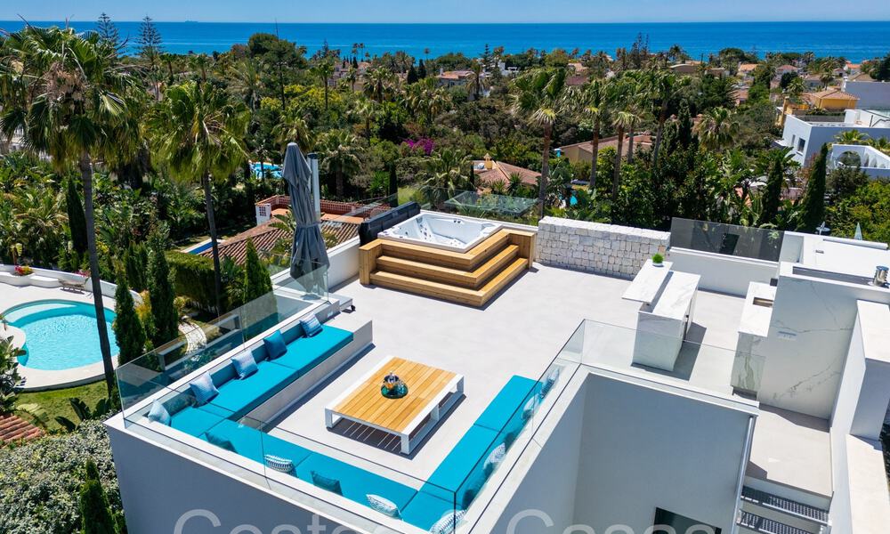 Bekroonde designervilla met moderne architectuur te koop op een steenworp van het strand in Oost Marbella 70375