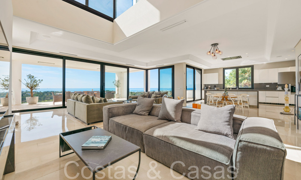 Moderne luxevilla met fantastisch uitzicht over de golfbaan naar zee, te koop in Marbella - Benahavis 70496