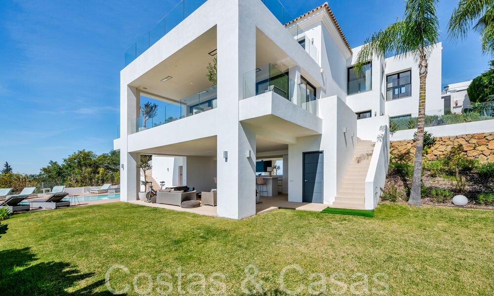 Moderne luxevilla met fantastisch uitzicht over de golfbaan naar zee, te koop in Marbella - Benahavis 70511