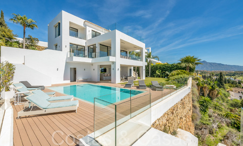 Moderne luxevilla met fantastisch uitzicht over de golfbaan naar zee, te koop in Marbella - Benahavis 70513