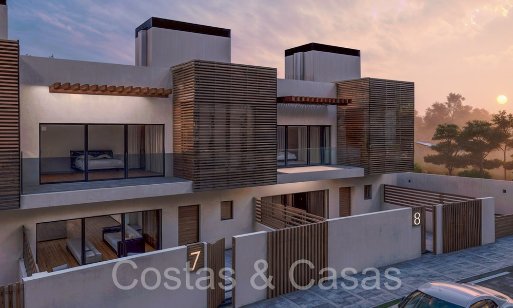 Nieuwe ontwikkeling van 8 townhouses te koop grenzend aan de golfbaan in Estepona 70557