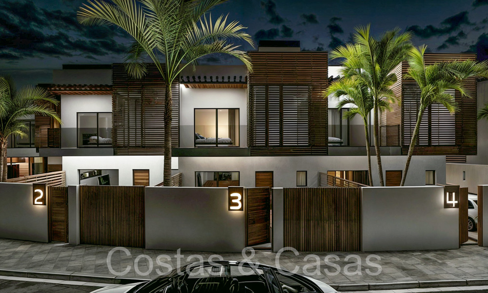 Nieuwe ontwikkeling van 8 townhouses te koop grenzend aan de golfbaan in Estepona 70566