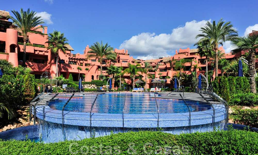 Luxueus begane grond appartement te koop in een vijfsterren strandcomplex op de New Golden Mile tussen Marbella en Estepona 71408