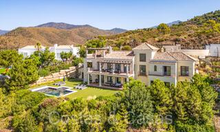 Tijdloze Spaanse luxevilla met panoramisch zeezicht te koop in een beveiligde urbanisatie van Marbella - Benahavis 71567 