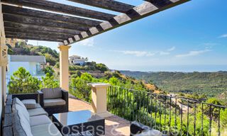 Tijdloze Spaanse luxevilla met panoramisch zeezicht te koop in een beveiligde urbanisatie van Marbella - Benahavis 71577 