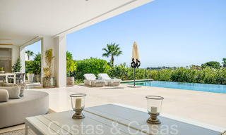 Superieure nieuwbouwvilla met moderne architectuur te koop in een gated community in Nueva Andalucia, Marbella 71678 