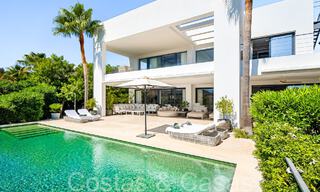 Superieure nieuwbouwvilla met moderne architectuur te koop in een gated community in Nueva Andalucia, Marbella 71679 