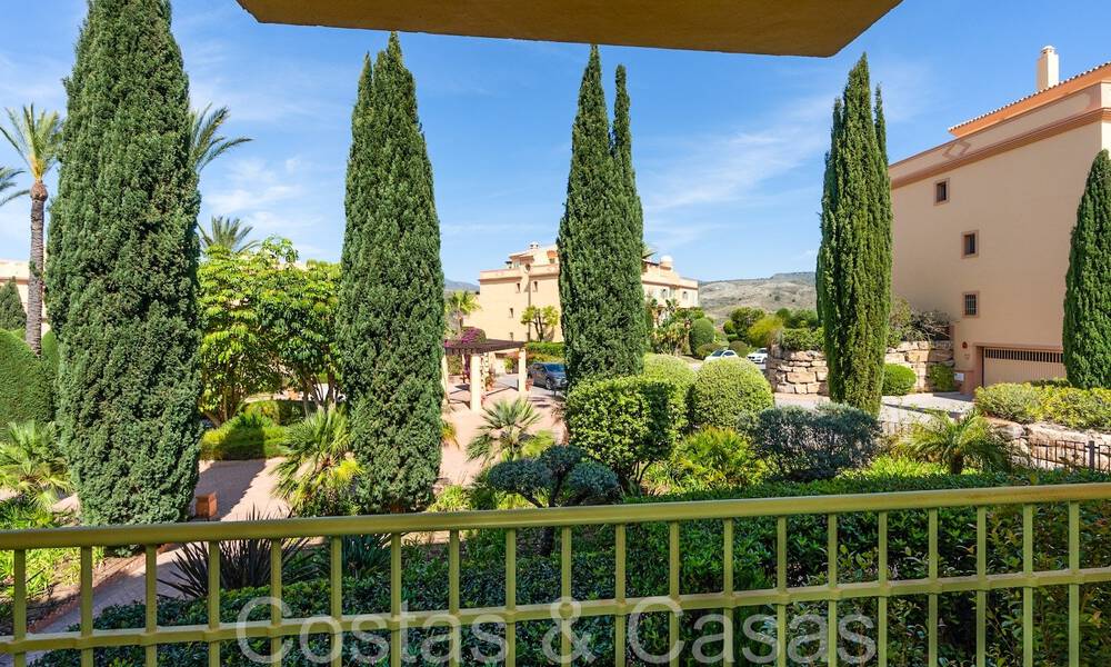 Prachtig Mediterraan appartement te koop in een vijfsterren golfresort op de New Golden Mile in Benahavis - Marbella 71634