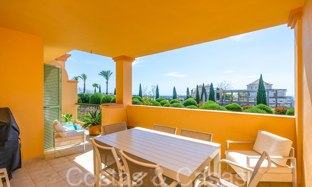 Prachtig Mediterraan appartement te koop in een vijfsterren golfresort op de New Golden Mile in Benahavis - Marbella 71643