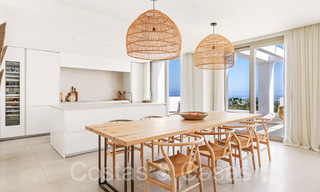 Sfeervol hedendaags Mediterraan luxe penthouse te koop met onbelemmerd panoramisch uitzicht in Nueva Andalucia, Marbella 71933 