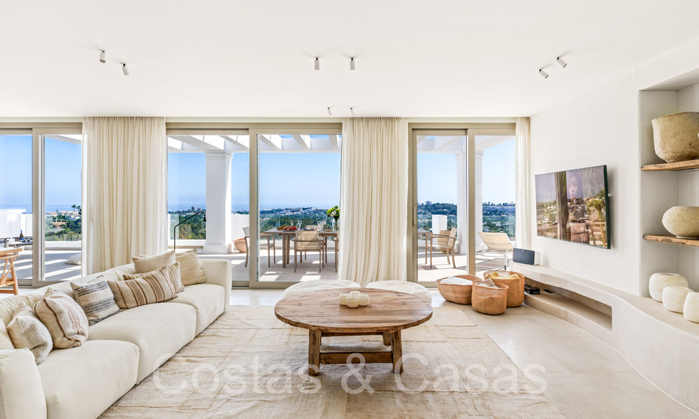 Sfeervol hedendaags Mediterraan luxe penthouse te koop met onbelemmerd panoramisch uitzicht in Nueva Andalucia, Marbella 71934