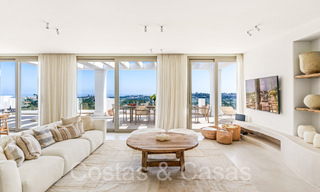 Sfeervol hedendaags Mediterraan luxe penthouse te koop met onbelemmerd panoramisch uitzicht in Nueva Andalucia, Marbella 71934 