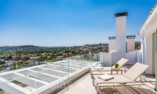 Sfeervol hedendaags Mediterraan luxe penthouse te koop met onbelemmerd panoramisch uitzicht in Nueva Andalucia, Marbella 71961 