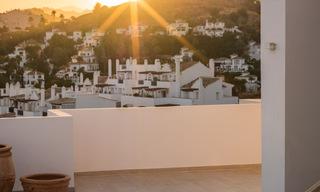 Sfeervol hedendaags Mediterraan luxe penthouse te koop met onbelemmerd panoramisch uitzicht in Nueva Andalucia, Marbella 71964 