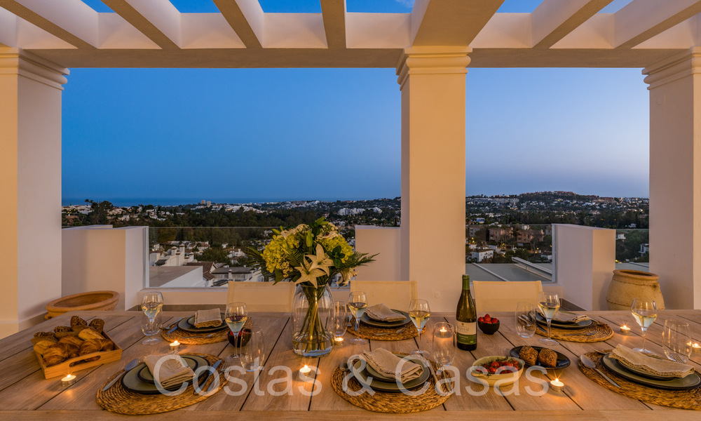 Sfeervol hedendaags Mediterraan luxe penthouse te koop met onbelemmerd panoramisch uitzicht in Nueva Andalucia, Marbella 71966