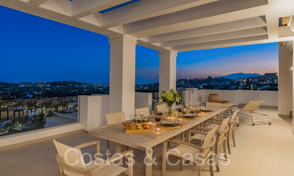 Sfeervol hedendaags Mediterraan luxe penthouse te koop met onbelemmerd panoramisch uitzicht in Nueva Andalucia, Marbella 71979