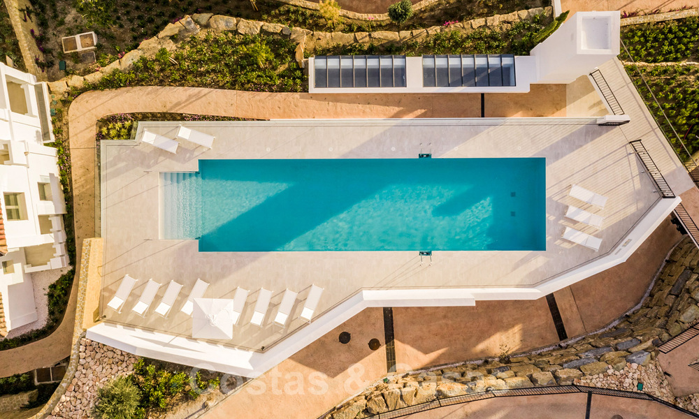 Sfeervol hedendaags Mediterraan luxe penthouse te koop met onbelemmerd panoramisch uitzicht in Nueva Andalucia, Marbella 71998