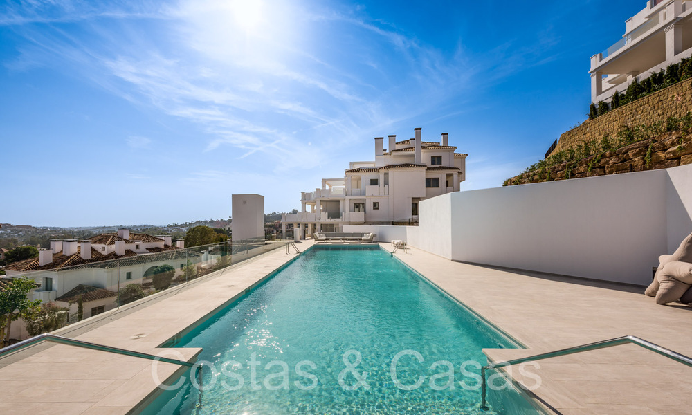 Sfeervol hedendaags Mediterraan luxe penthouse te koop met onbelemmerd panoramisch uitzicht in Nueva Andalucia, Marbella 72107