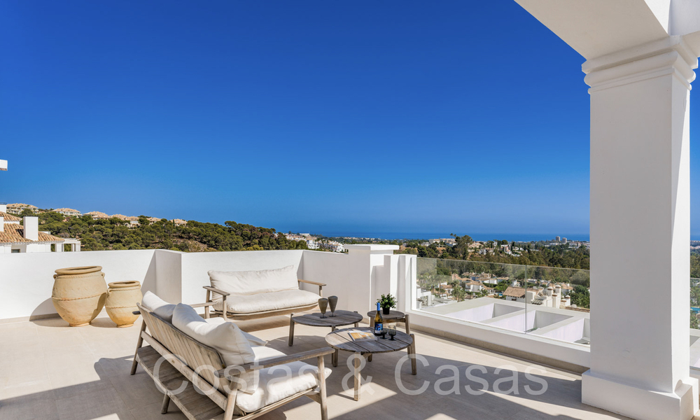 Sfeervol hedendaags Mediterraan luxe penthouse te koop met onbelemmerd panoramisch uitzicht in Nueva Andalucia, Marbella 72118