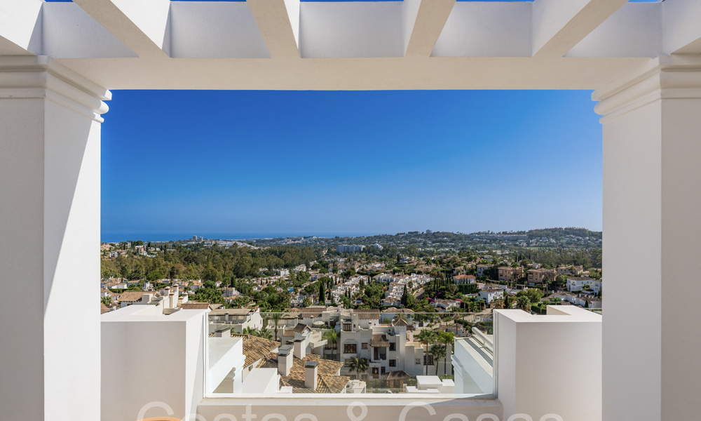 Sfeervol hedendaags Mediterraan luxe penthouse te koop met onbelemmerd panoramisch uitzicht in Nueva Andalucia, Marbella 72119