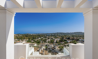 Sfeervol hedendaags Mediterraan luxe penthouse te koop met onbelemmerd panoramisch uitzicht in Nueva Andalucia, Marbella 72119 